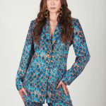 Blazer elegante con estampados vibrantes y acabado tipo seda. Una pieza sofisticada para destacar con estilo y personalidad.