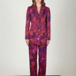 Blazer elegante con estampados vibrantes y acabado tipo seda. Una pieza sofisticada para destacar con estilo y personalidad.