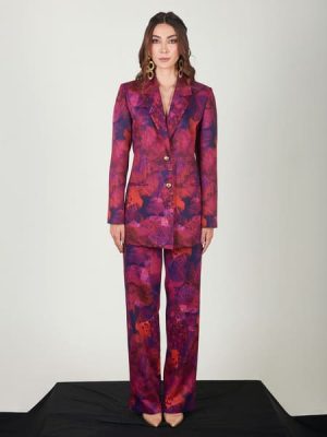 Blazer elegante con estampados vibrantes y acabado tipo seda. Una pieza sofisticada para destacar con estilo y personalidad.