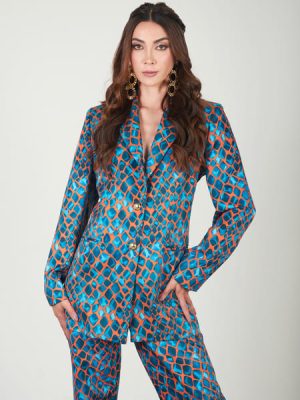 Blazer elegante con estampados vibrantes y acabado tipo seda. Una pieza sofisticada para destacar con estilo y personalidad.