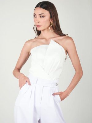 Top Valentía strapless de corte asimétrico y drapeado, diseño exclusivo de Style Icon Colombia. Moda femenina, tops de diseño colombiano, elegantes y sofisticados, ideales para mujeres que buscan estilo auténtico y presencia en cada look.