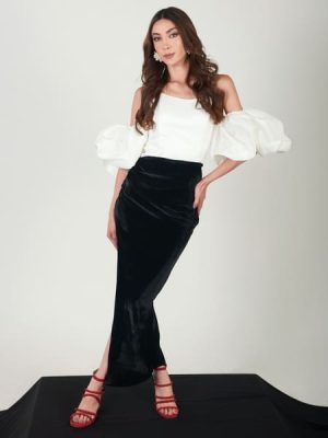 Top Gaga de Style Icon Colombia: top strapless estructurado en tafetán con mangas globo. Ideal para graduaciones, eventos, congresos y looks elegantes.